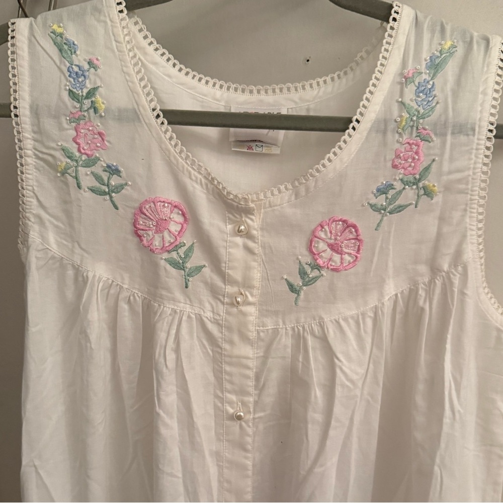 Size Small | AD⚫️RABLE | 100% Cotton White Sleeveless Gown W/ Floral Embroidery